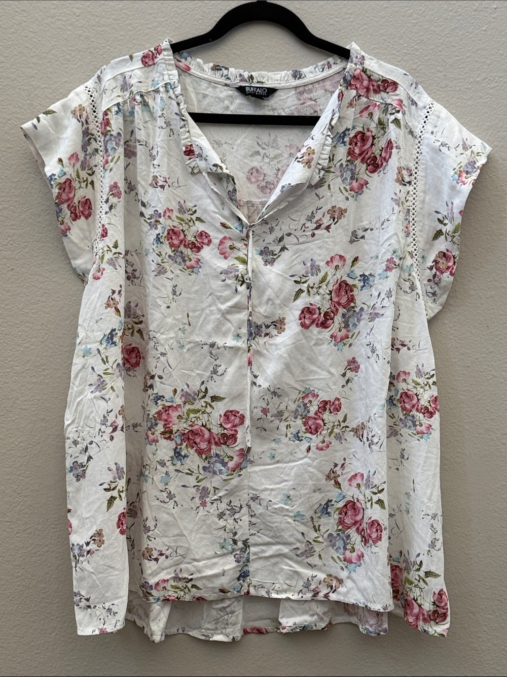 Buffalo David Bitton White Floral Split-Neck Cap Sleeve Blouse